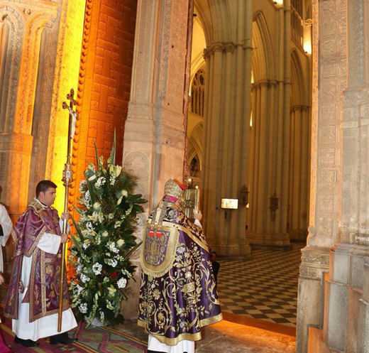 Multitud de fieles en la apertura de la Puerta Santa de la Catedral de Toledo