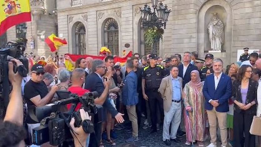 Manifestantes antiindependentistas 'reventando' homenaje muertos Marruecos en Barcelona