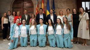 Polémica en redes por una foto de Mazón con las integrantes del equipo de gimnasia rítmica español de rodillas