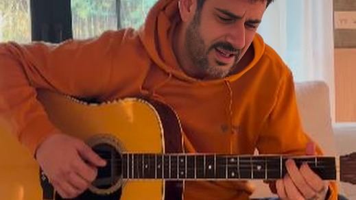 Melendi cantando su nueva canción