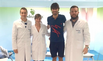 El jugador de la Real Sociedad, Carlos Martínez, se somete a un estudio biomecánico de la pisada para personalizar sus plantillas