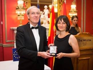 Foro Europa 2001 concede la Medalla de Oro al mérito profesional a Laura Palomares