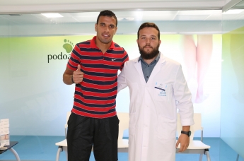 Jonathas, delantero de la Real Sociedad, se realiza un estudio de la pisada en la Unidad del Pie de Policlínica Gipuzkoa y Podoactiva