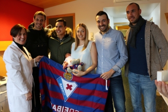 Los jugadores de la SD Eibar reparten ilusión en la Policlínica Gipuzkoa