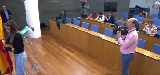 PP, Vox y Cs denuncian que Nogueras apartase la bandera de España