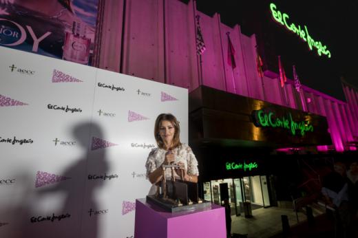 El Corte Inglés ilumina sus fachadas de rosa para apoyar el Día Mundial contra el Cáncer de Mama