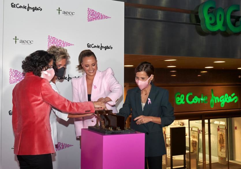 Momento del encendido de la fachada