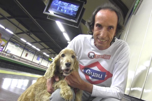 Nacho Paunero, presidente de El Refugio con Mittens en el Metro de Madrid