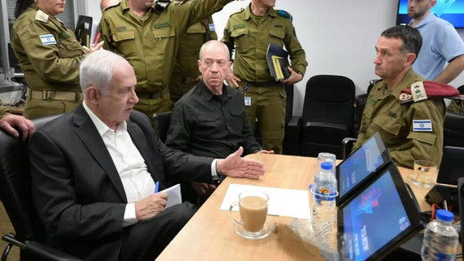 Benjamín Netanyahu, en su puesto de mando de crisis