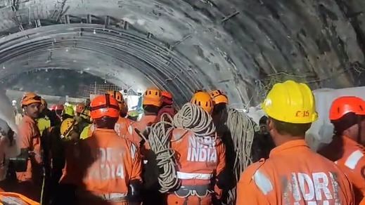 Obreros rescatados del túnel al norte de India