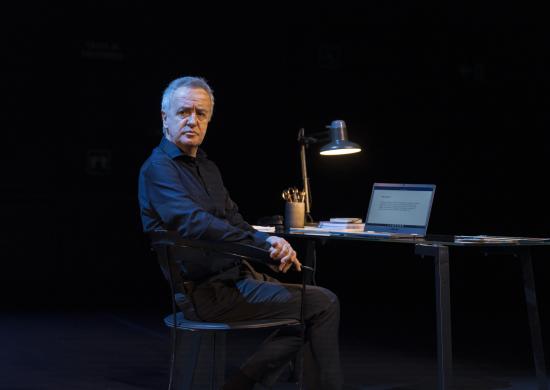 Crítica de la obra de teatro 'Oceanía': el poético, descarnado y hermoso legado vital, estético y ético de Gerardo Vera