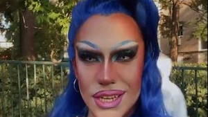 Imagen del día: una vocal vestida de 'drag queen' en Madrid