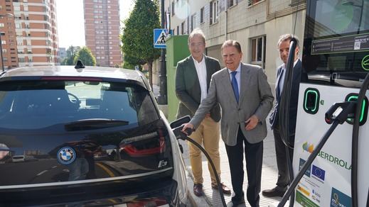 El alcalde de Oviedo, Alfredo Canteli, junto con el segundo teniente de alcalde y concejal de Transportes, Nacho Cuesta y el delegado de Iberdrola en Asturias, Juan Cifuentes