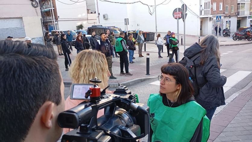Miembros de la Plataforma de Afectados por la Hipoteca de Vallecas parando un desahucio