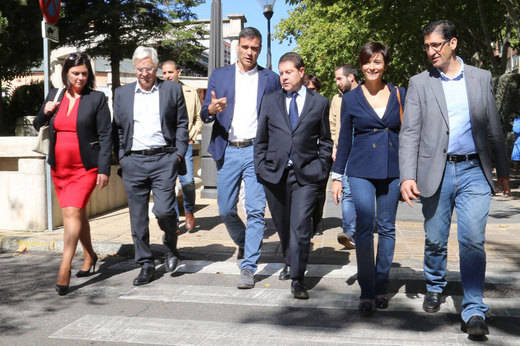 El líder del PSOE asegura en Puertollano que si llega al Gobierno revitalizará la Ley de Dependencia