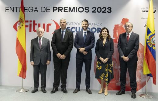 De izquierda a derecha, Embajador de la República de Ecuador en España, Andrés Vallejo; Presidente del Comité Ejecutivo de IFEMA MADRID, José Vicente de los Mozos; Ministro de turismo de ECUADOR, D. Niels Olsen; Secretaria de Estado de Turismo, Rosana Morillo, y Presidente de IBERIA y Presidente del Comité Organizador de FITUR, Fernando Candela