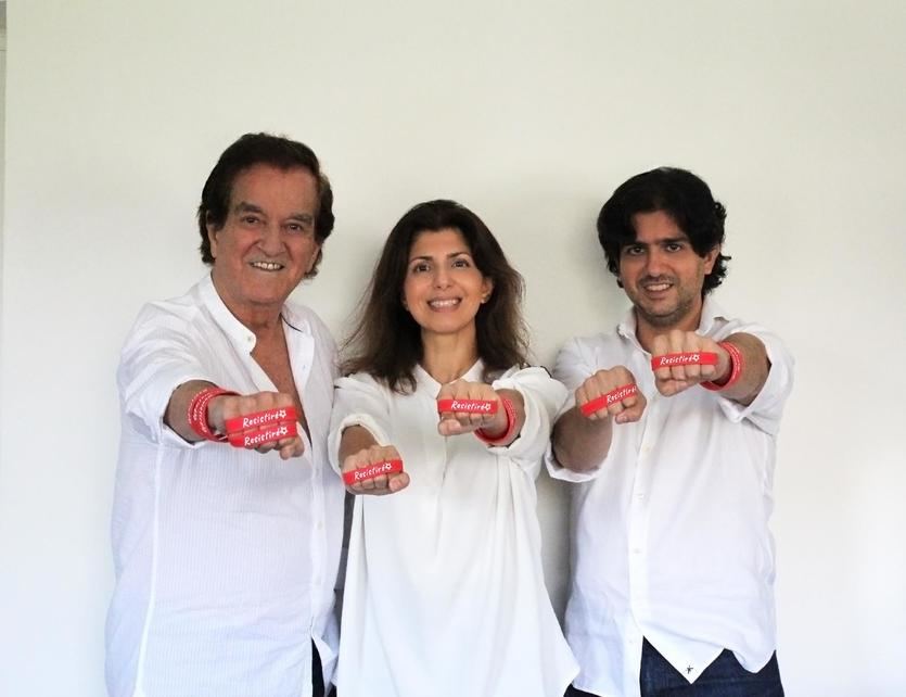 El Corte Inglés venderá la pulsera solidaria 'Resistiré', autografiada por el Dúo Dinámico
