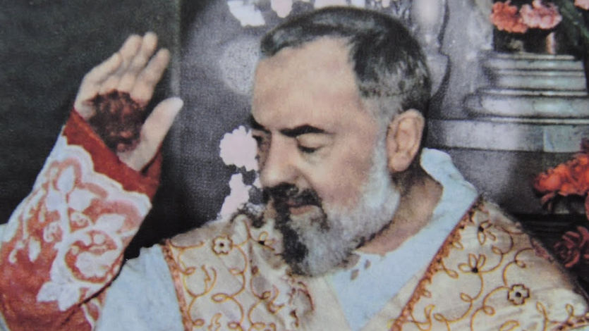 Fotografía del padre Pío dando una misa