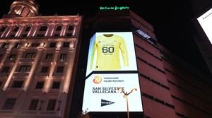 El Corte Inglés presenta en su pantalla de Callao la camiseta de 'La Vallecana', la mítica carrera popular