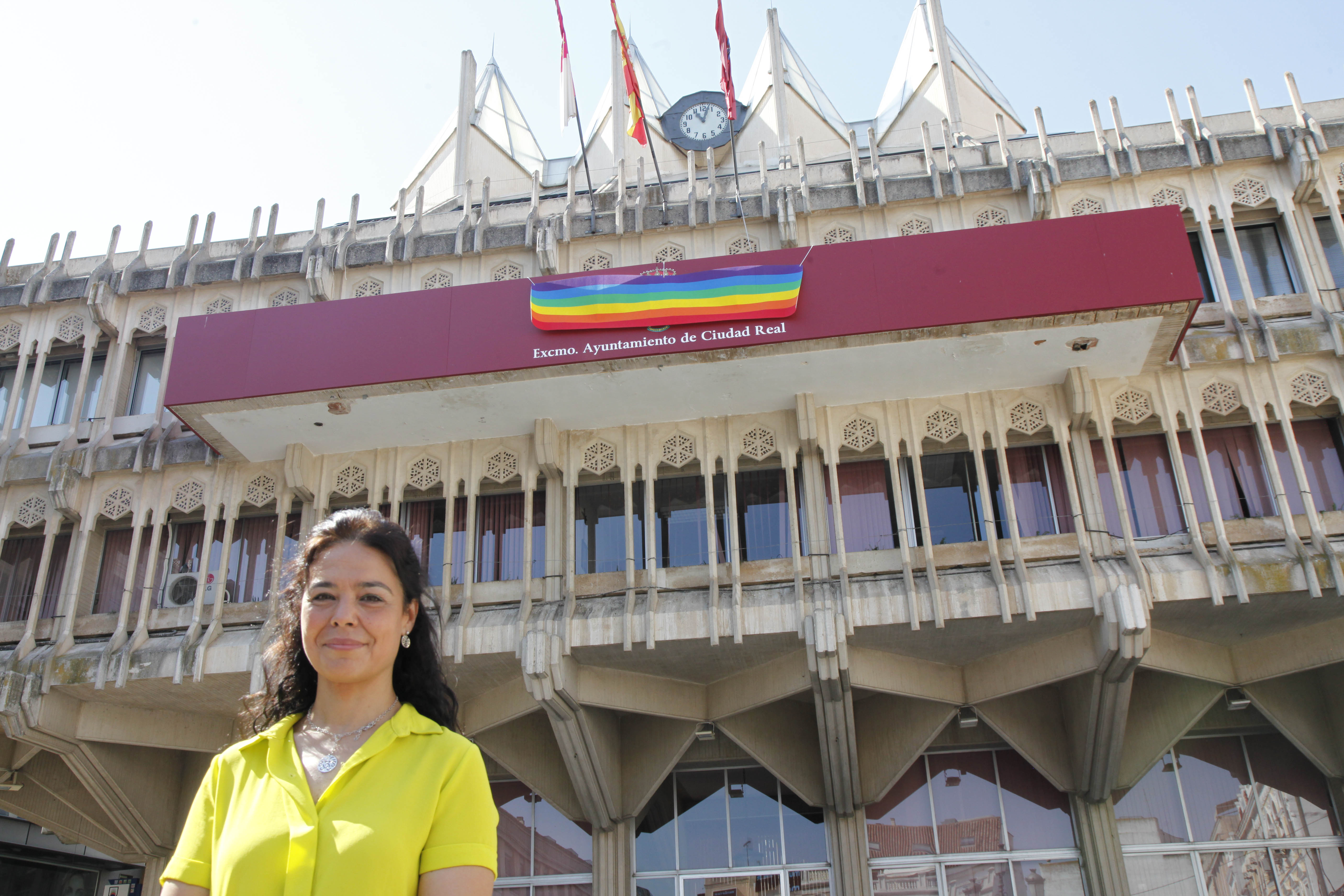 La bandera arcoíris ya ondea en el balcón del Ayuntamiento de Ciudad Real
