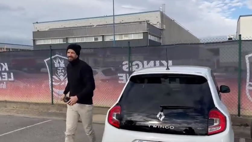 Gerard Piqué llega a las instalaciones de la Kings League conduciendo un Twingo nuevo