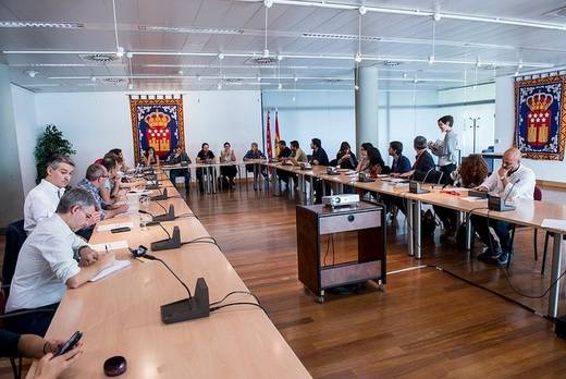 Pablo Iglesias reúne a sus parlamentarios autonómicos para 