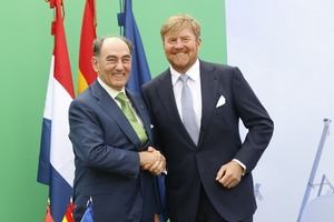 El rey de Países Bajos, acompañado de Ignacio Galán, visita la principal planta de producción de hidrógeno verde de Europa