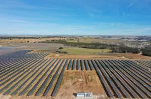 Iberdrola construye la primera planta híbrida eólica y solar de España