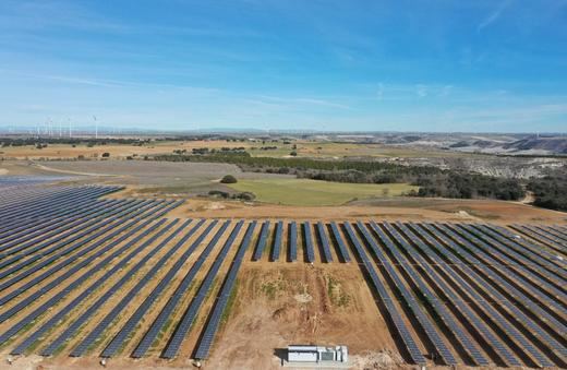 Iberdrola construye la primera planta híbrida eólica y solar de España