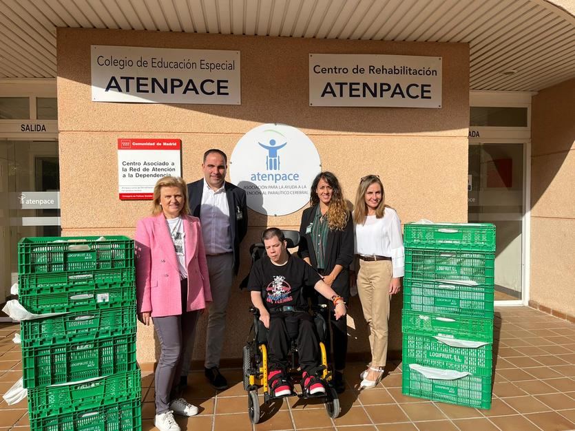 Primera entrega de alimentos a Atenpace por parte de Mercadona
