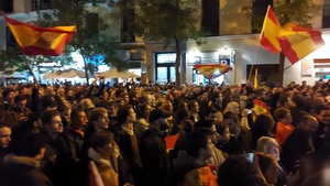 Un millar de personas protestan en la sede nacional del PSOE contra la ley de amnistía y el pacto con ERC