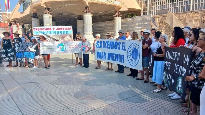 Protesta en defensa del Mar Menor en la Asamblea regional de Murcia