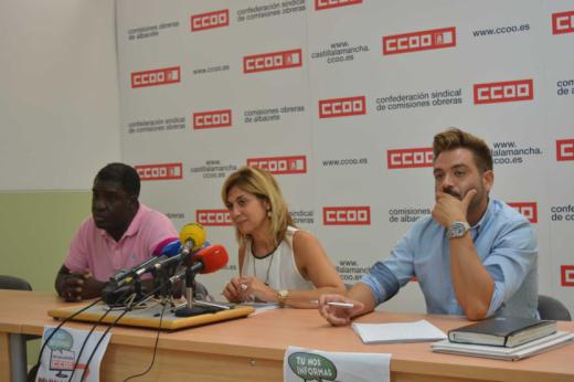 Presidente de la Asociación Colectivo de Inmigrantes ACAIM, Cheikhou Cisse. Carmen Juste, secretaria general de CCOO-Albacete. Juan Antonio Cuevas, secretario general de la Federación de Industria de CCOO-Albacete.