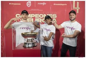 Los viajeros de Cercanías Madrid, con la copa del EuroBasket ganada por la selección española
