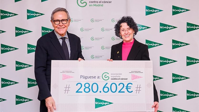 El presidente de la Asociación Española Contra el Cáncer, Ramón Reyes, y la directora de Comunicación de El Corte Inglés, Ester Uriol