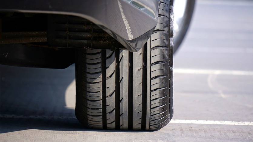 Más del 70% de los vehículos circula con neumáticos en mal estado