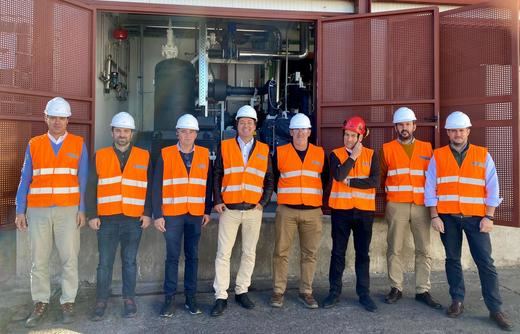 Representantes de Iberdrola y Grupo AN ante la bomba de calor industrial instalada en Ávila