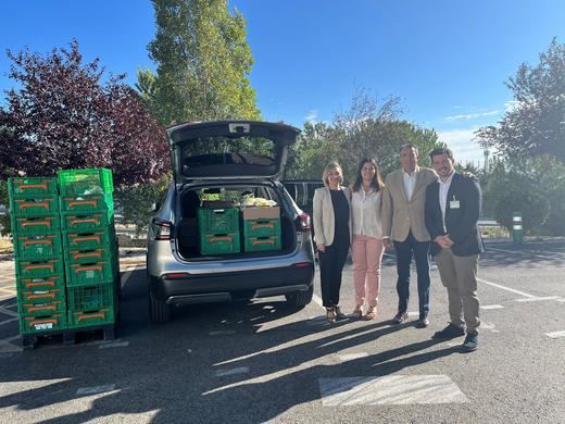 Primera entrega de alimentos a la Residencia Santa María de los Ángeles por parte de Mercadona