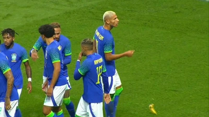 Lamentable nuevo episodio racista en el fútbol: lanzan un plátano durante el Brasil-Túnez