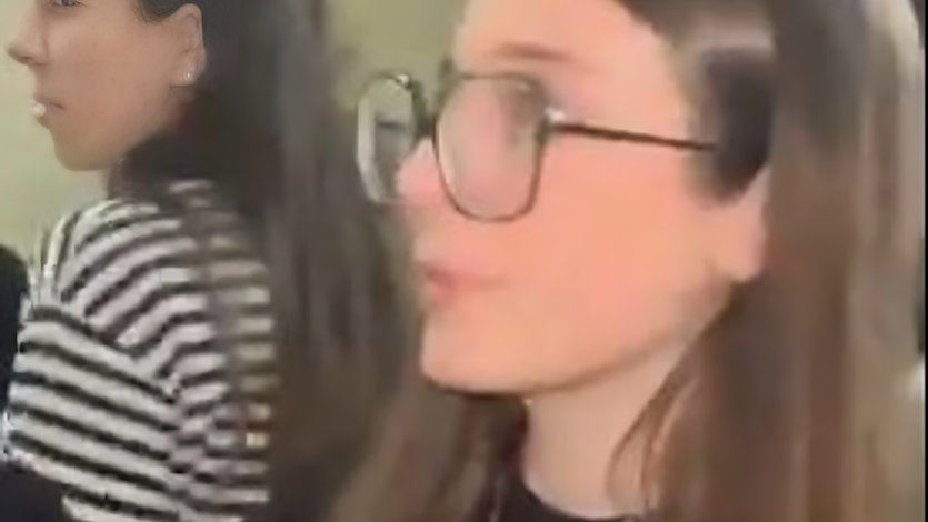 La influencer Roro ayudando con su novio Pablo en la asociación neonazi 'Revuelta'