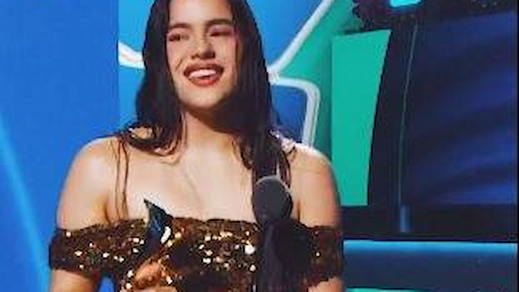 Rosalía recibe el Grammy latino a mejor álbum en 2022