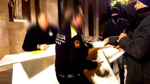 Radicales encapuchados retiran el lazo amarillo del Ayuntamiento de Barcelona y se enfrentan a la Guardia Urbana