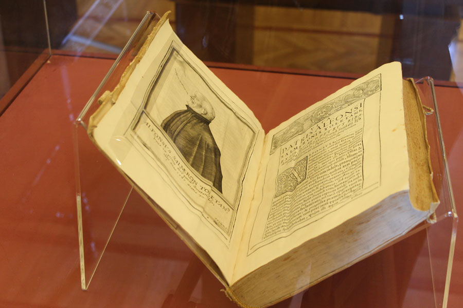 La Biblioteca regional expone los libros de Salmerón y los jesuitas toledanos del XVI