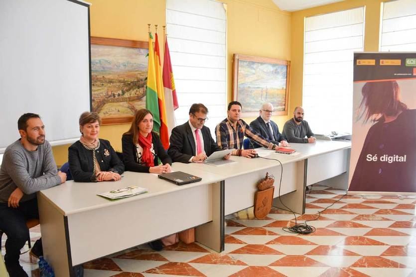 Tomelloso acoge una nueva presentación del programa de formación gratuita ‘Sé + Digital’ para potenciar las competencias digitales de los ciudadanos