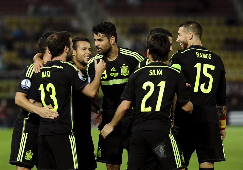 España acaricia el billete a Francia gracias al solitario gol de Mata en Macedonia (0-1)
