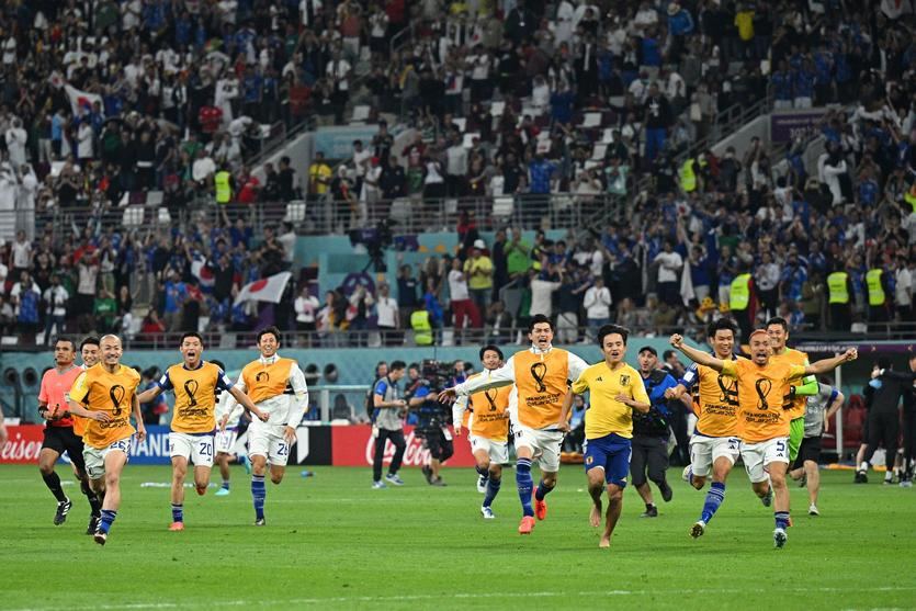 Selección japonesa de fútbol celebrando su victoria contra Alemania