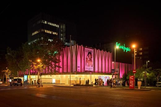 El Corte Inglés ilumina de rosa las fachadas de sus centros para apoyar la investigación contra el cáncer de mama