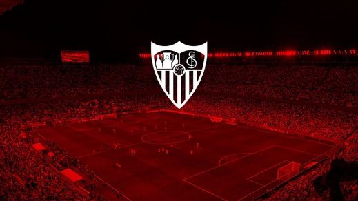 Foto del campo del Sevilla FC con el escudo