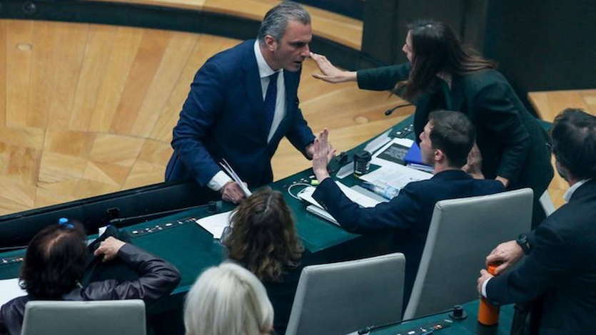 Ortega Smith agrede a un portavoz de Más Madrid en el pleno del Ayuntamiento
