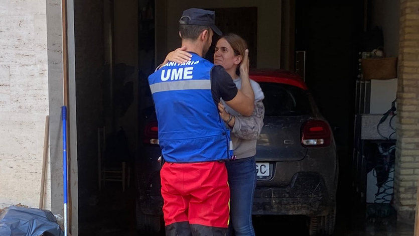 Soldado de la UME visita a su familia en plenos trabajos de la DANA